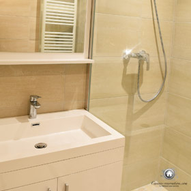 salle de bain rénovée, sanitaires et douche à l'italienne