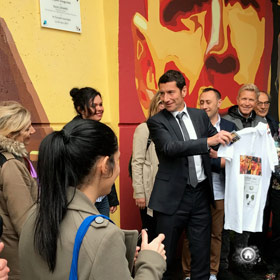 les artistes remettent à David Lisnard un t-shirt avec les maquettes peintes sous le pont alexandre 3