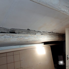 détail du vieux plafond abimé