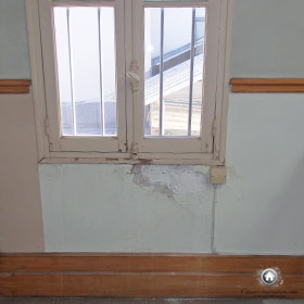 infiltration d'eau par la fenêtre, dégâts sur les murs
