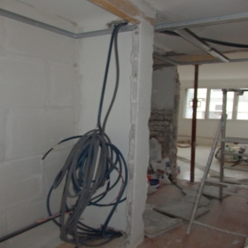 préparations du réseau électrique avant faux plafond peinture couloir
